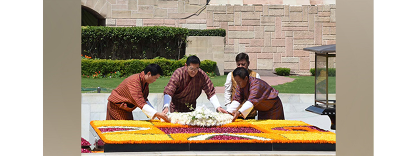  His Majesty the King of Bhutan paid his respects to Mahatma Gandhi&nbsp;at&nbsp;Rajghat.