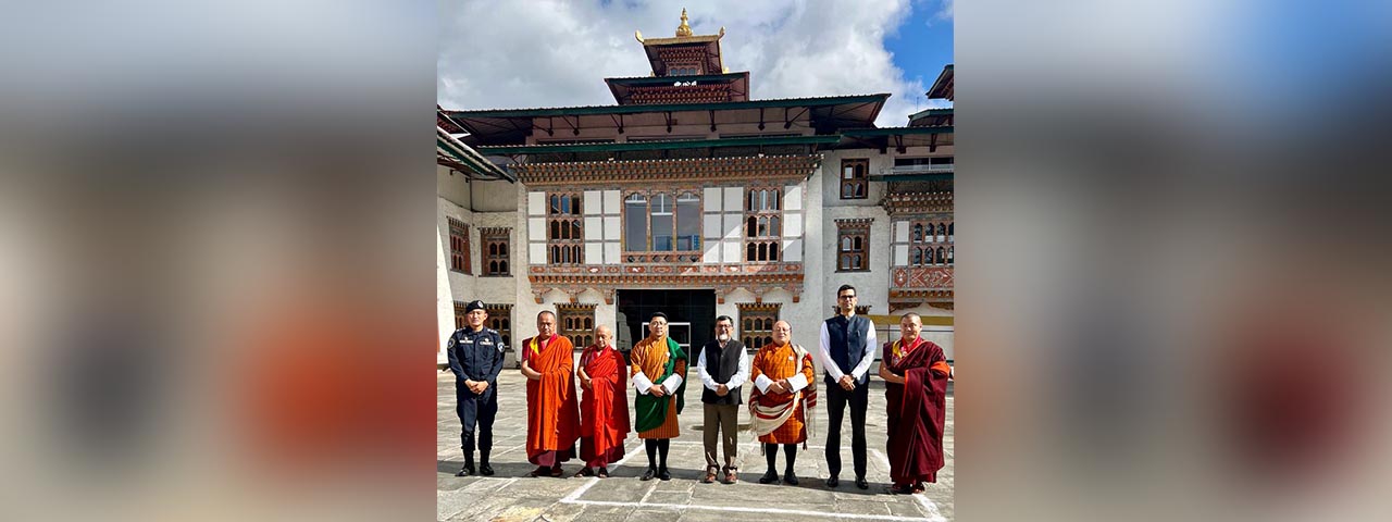  Ambassador @SudhakarDalela interacted with Dzongkhag officials in Mongar. A productive review of Bhutan-India friendship projects and their positive impact on local communities. Enduring Bhutan-India partnership.