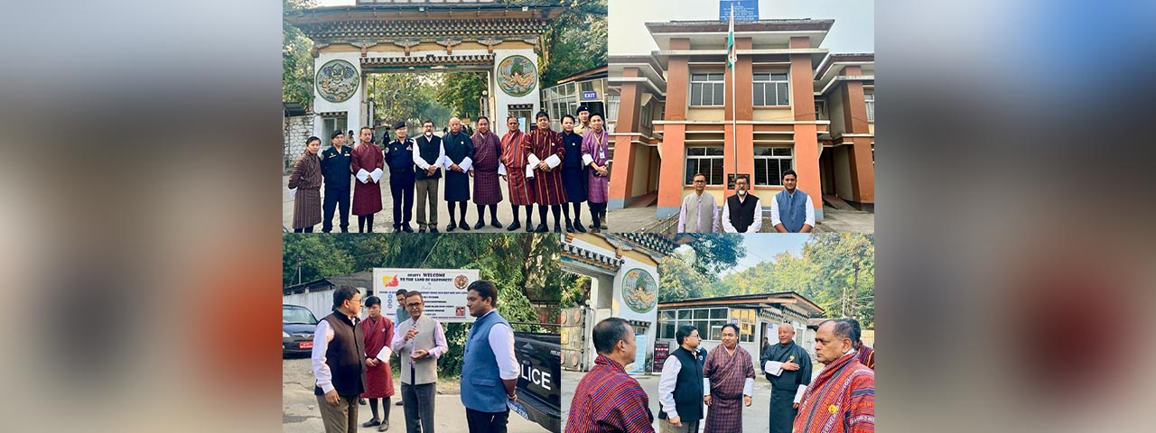  Amb @SudhakarDalela visited the Bhutan-India border gate at Samdrup Jongkhar and land customs station at Darranga. He interacted with Bhutan-India officials and discussed ways to further strengthen border infrastructure to facilitate trade and movement of people.