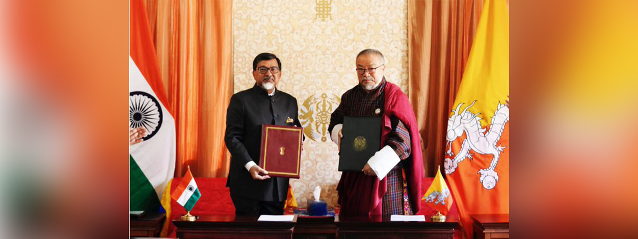  Ambassador 
@SudhakarDalela
 and Dasho Chhewang Rinzin, Advisor to the Ministry of Foreign Affairs and External Trade signed an MoU on a loan for the GyalSung Infrastructure Project. 