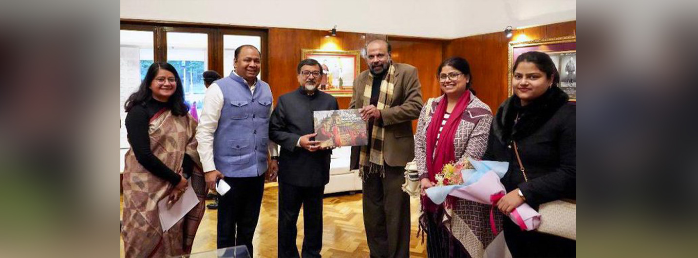 Members of the 
@DeshkalSociety
 presented Amb 
@SudhakarDalela
 a copy of its publication titled 'Imaging Bodh Gaya', which was recently released at Nehru Wangchuck Culture Center, Thimphu. A photo exhibition on the theme is ongoing until 2nd Nov at NWCC. Please do visit! 
@MEAIndia