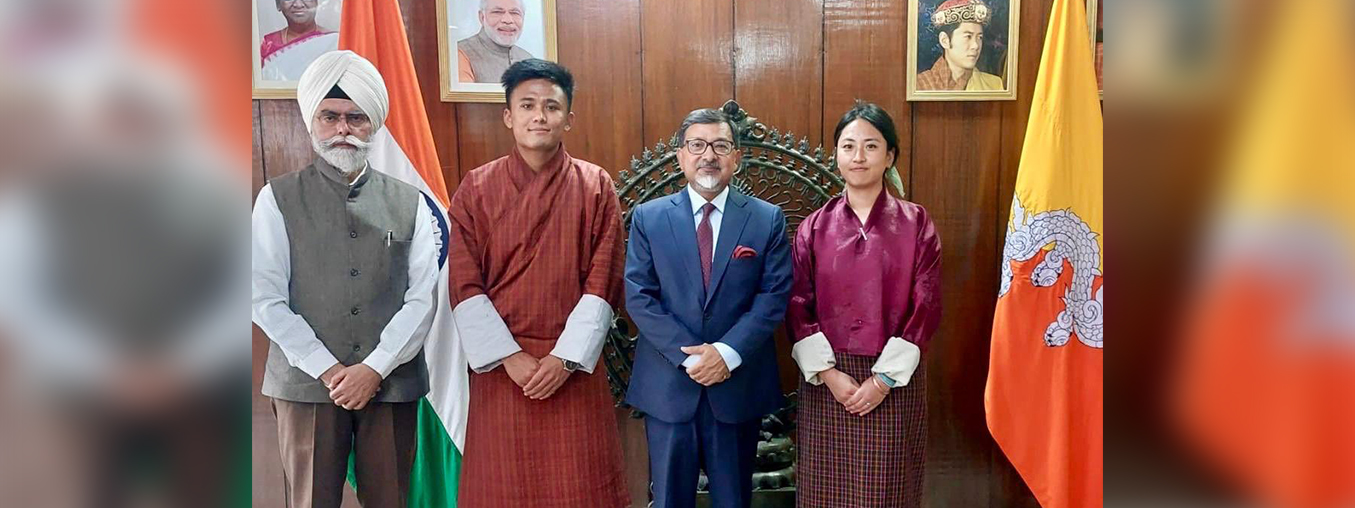  Amb 
@SudhakarDalela
 interacted with two meritorious Bhutanese candidates selected under  prestigious 
@Nalanda_univ
 #BIMSTEC Scholarship Scheme for pursuing Masters programmes. 

Wishing them every success in their academic pursuits & a memorable stay in India.

Tashi Delek!
