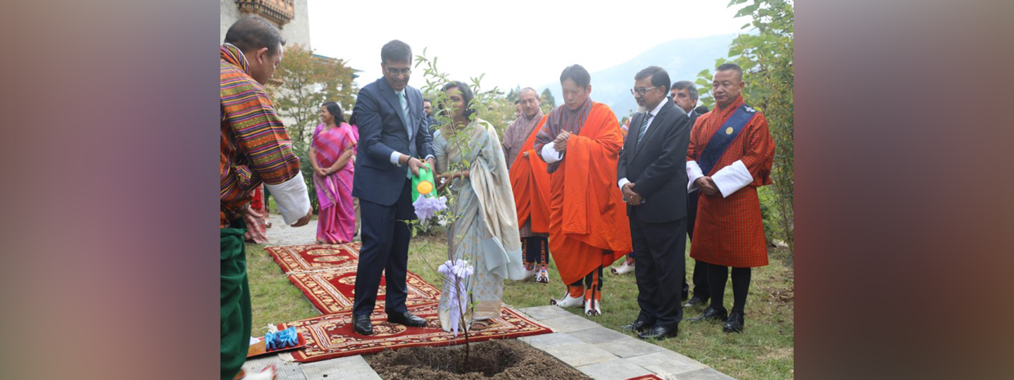  Hon’ble CJI planted a tree at the premises of Supreme Court of Bhutan in presence of his Bhutanese counterpart. 
@MEAIndia
 
@IndianDiplomacy